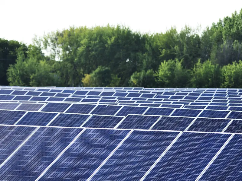 Parc fotovoltaic integrat în peisaj, ilustrând performanța de mediu